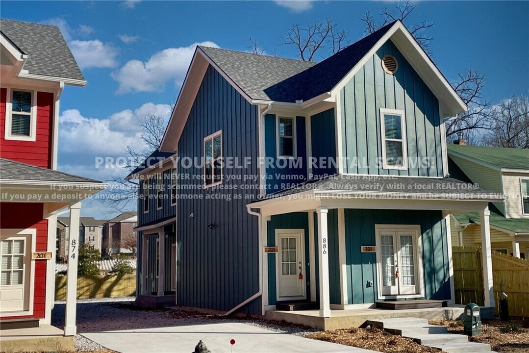 886 S Hill Ave in Fayetteville, AR - Building Photo