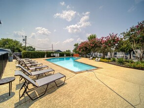 Villas del Tesoro in Dallas, TX - Foto de edificio - Building Photo