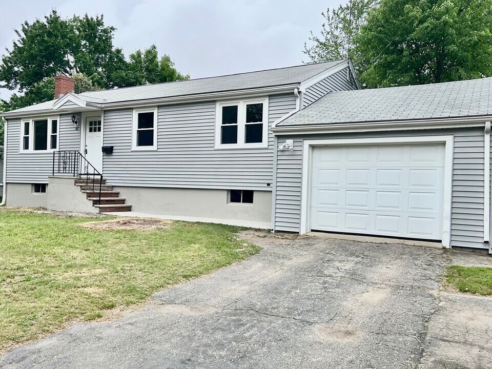 43 Grove St in Randolph, MA - Building Photo