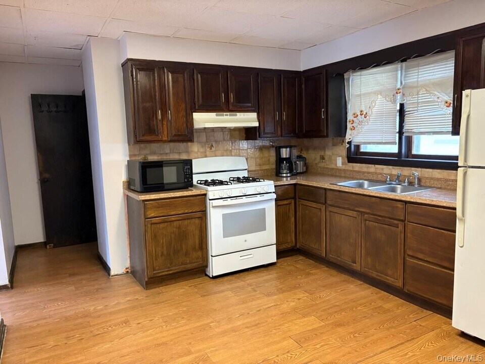 40 Parker Ave in Poughkeepsie, NY - Building Photo