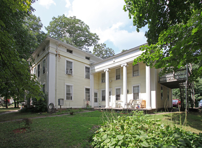 131 W Main St in Plantsville, CT - Building Photo - Building Photo