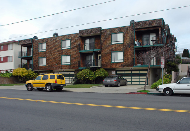 Grant Manor in South San Francisco, CA - Foto de edificio - Building Photo