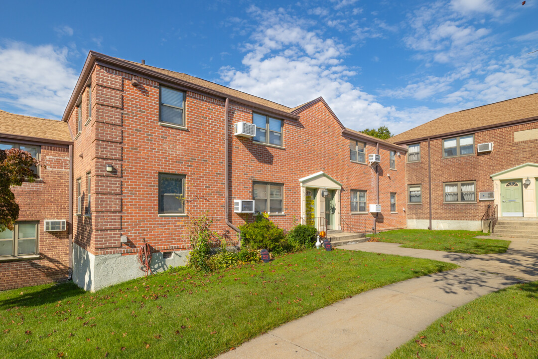 Beech Hills Garden Apartments in Little Neck, NY - Foto de edificio