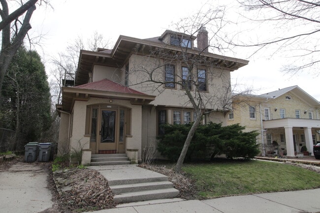 property at 2119 E Kenilworth Pl