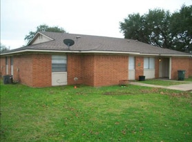 991 6th Street, Unit B in Somerville, TX - Building Photo