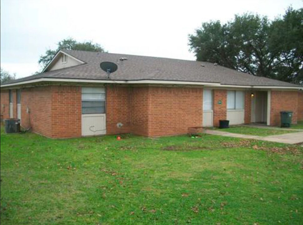 991 6th Street, Unit B in Somerville, TX - Building Photo