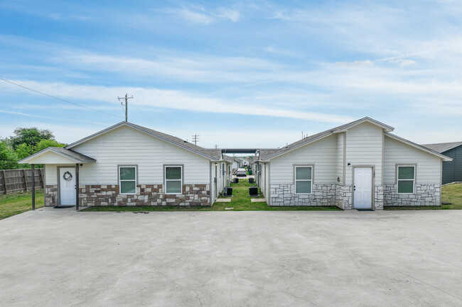 Cresson Pods Rentals in Cresson, TX - Foto de edificio - Building Photo