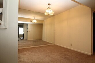 574 Emory Oaks Way in Decatur, GA - Building Photo - Building Photo