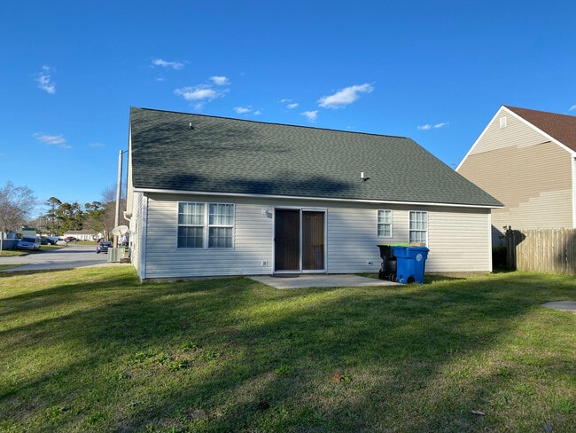 2410 Bradford St in Morehead City, NC - Building Photo - Building Photo