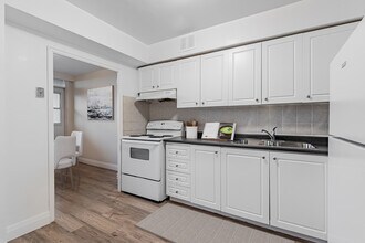 569 Sheppard Avenue West in Toronto, ON - Building Photo - Building Photo