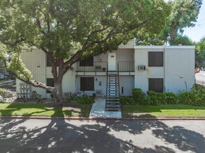 Iron Horse Apartments in Stockton, CA - Foto de edificio - Building Photo