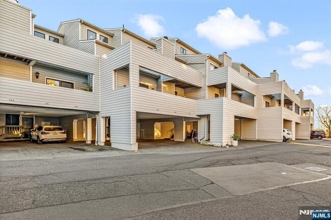 750 Mainsail Ln in Secaucus, NJ - Foto de edificio - Building Photo