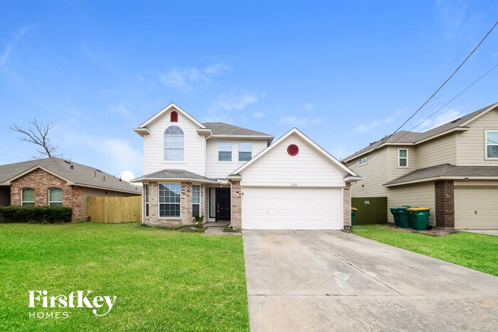 2210 Shady Pine Dr in Conroe, TX - Building Photo