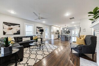 728 Pearce St SW in Atlanta, GA - Foto de edificio - Building Photo