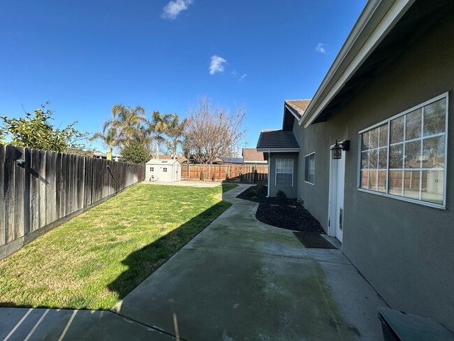 540 W Birch Ct in Hanford, CA - Building Photo - Building Photo