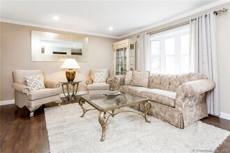 1 Eleanor Ln in Norwalk, CT - Foto de edificio - Building Photo