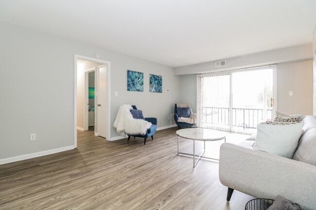 Dover Country Club in Dover, DE - Foto de edificio - Building Photo