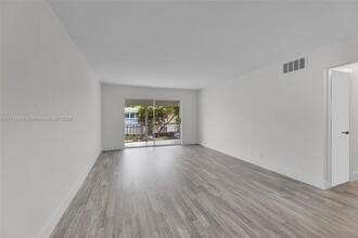 6413 Bay Club Dr, Unit #3 UPDATED LIKE NEW in Fort Lauderdale, FL - Building Photo - Building Photo