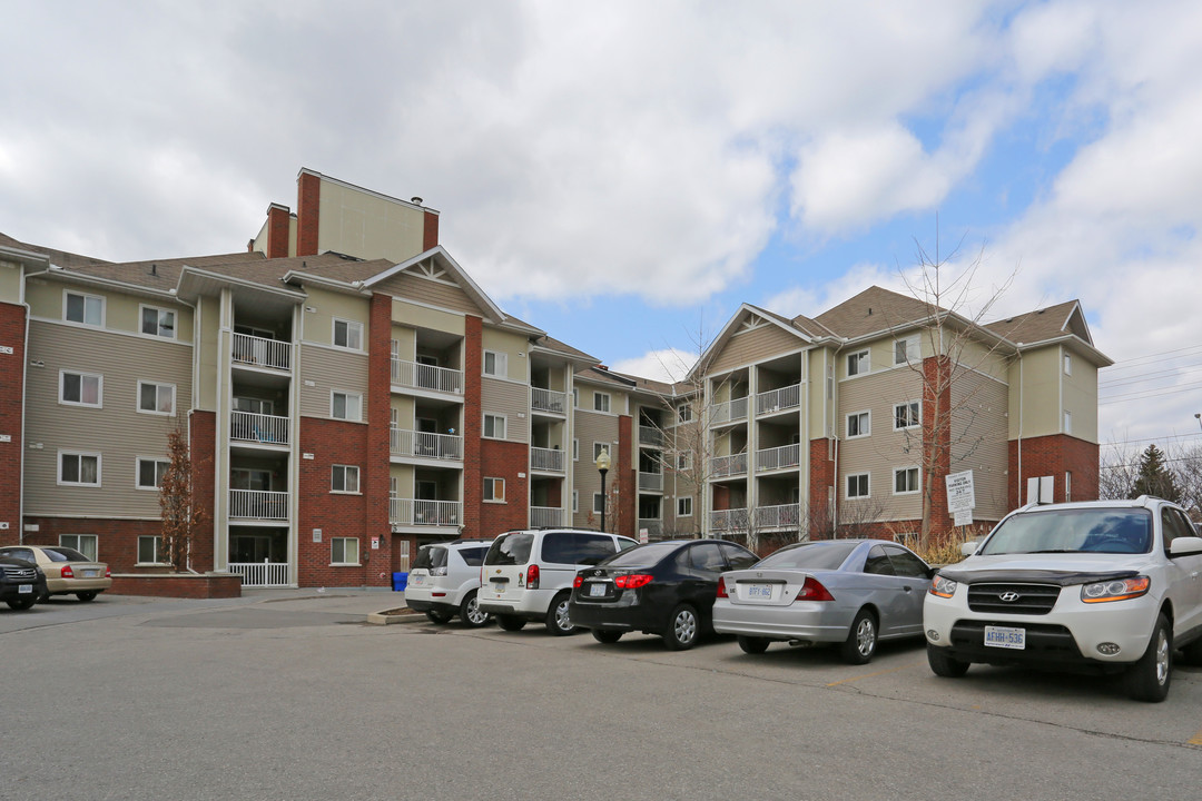 Woodside Pointe in Toronto, ON - Building Photo