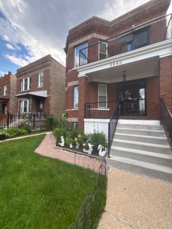 property at 3940 N Sawyer Ave