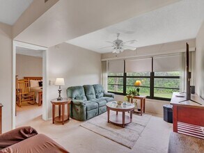 27 Plantation Dr, Unit 202 in Vero Beach, FL - Building Photo - Building Photo