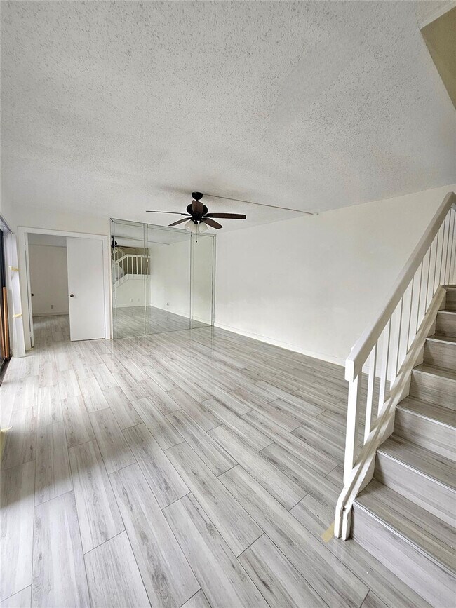 912 Springdale Cir in Palm Springs, FL - Building Photo - Building Photo