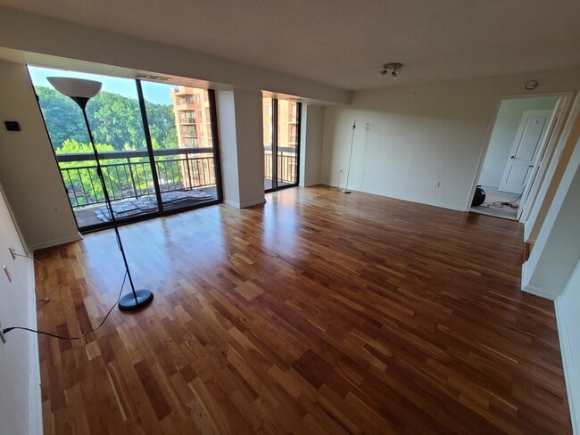 2230 George C Marshall Dr in Falls Church, VA - Building Photo - Building Photo