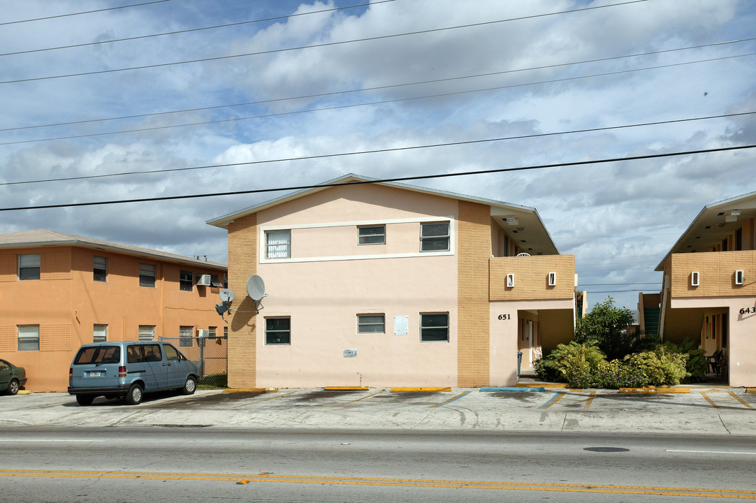 651 W 29th St in Hialeah, FL - Building Photo