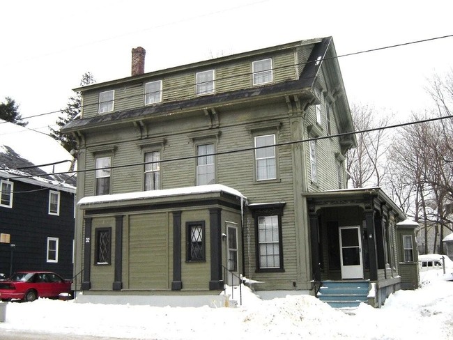 32 Grove St in Augusta, ME - Foto de edificio - Building Photo