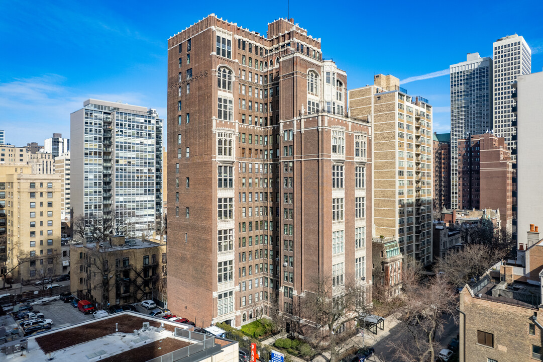 Bradley Apartments in Chicago, IL - Building Photo