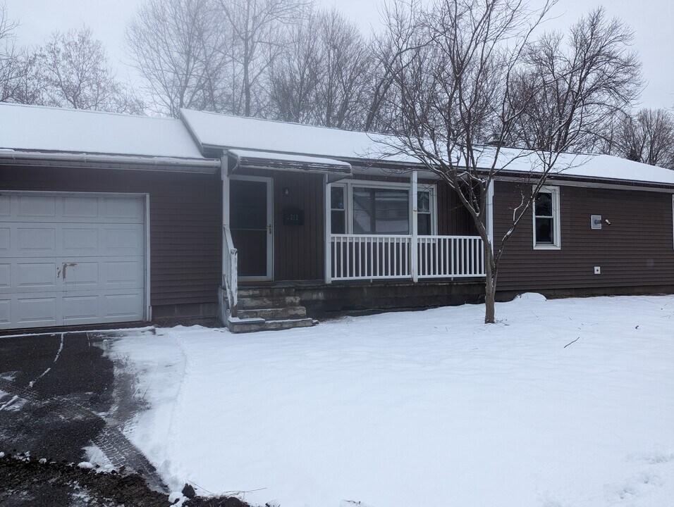 212 Dewey St in Bennington, VT - Building Photo