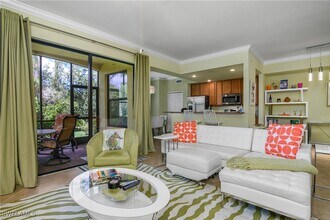 9832 Venezia Cir in Naples, FL - Foto de edificio - Building Photo