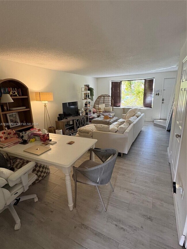 10095 SW 77th Ct in Miami, FL - Building Photo - Building Photo