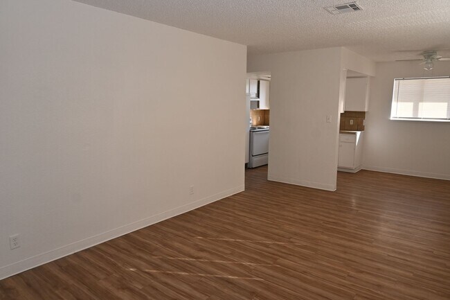 2301 Stewart Ave #C C in Las Vegas, NV - Building Photo - Building Photo