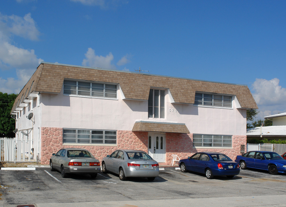 Pinecrest Apartments in Fort Lauderdale, FL - Building Photo