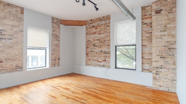 1300 N Milwaukee Ave in Chicago, IL - Building Photo - Building Photo