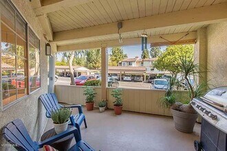 653 Oak Run Trl, Unit 206 in Oak Park, CA - Foto de edificio - Building Photo