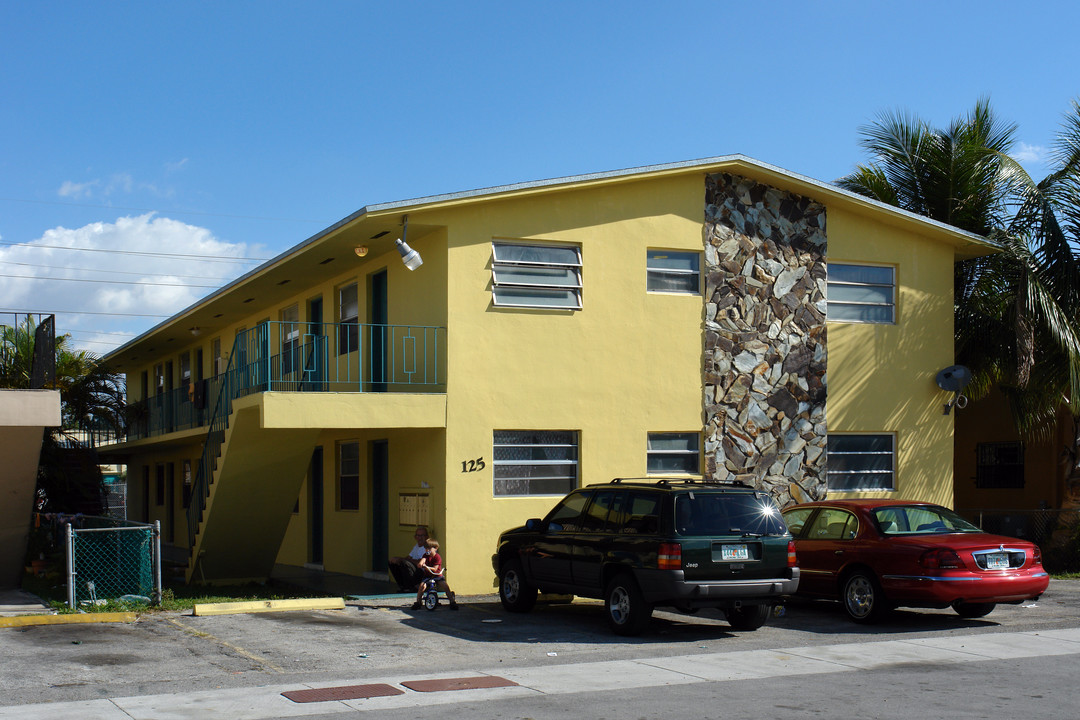 125 W 28th St in Hialeah, FL - Building Photo