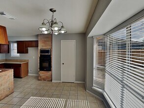 15727 Cascade Point Dr, Unit 11-302 in Houston, TX - Foto de edificio - Building Photo