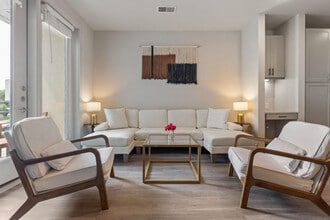 5820 1/2 Cameron Rd in Austin, TX - Foto de edificio - Building Photo