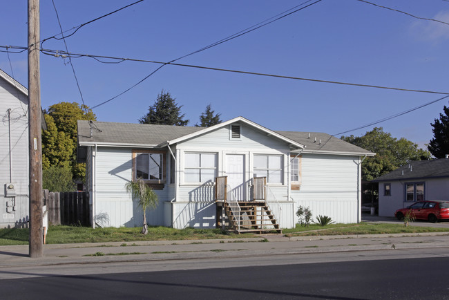 221 E Riverside Dr in Watsonville, CA - Building Photo - Building Photo