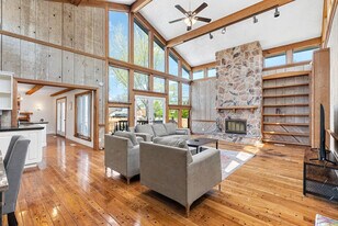 5382 Kings Park Dr in St. Louis, MO - Building Photo