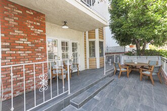 4401 Moorpark Way, Unit 108 in Toluca Lake, CA - Building Photo - Building Photo