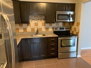 1125 Pleasant Run Dr, Unit 810 in Wheeling, IL - Foto de edificio - Building Photo