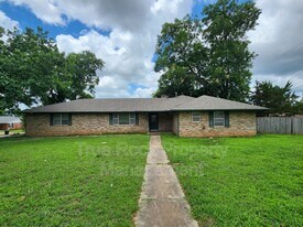 329 S Morrison Dr in Ada, OK - Building Photo