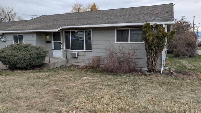 301 Cedar St in La Grande, OR - Foto de edificio - Building Photo