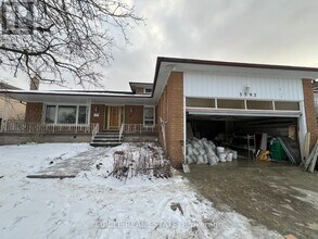 3592 Swirlingleaves Crescent in Mississauga, ON - Building Photo - Building Photo