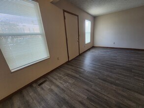 208 Heritage Cir in Bucyrus, OH - Foto de edificio - Building Photo