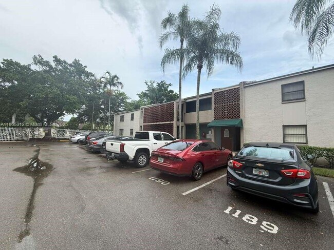 4220 Inverrary Blvd in Lauderhill, FL - Building Photo - Building Photo