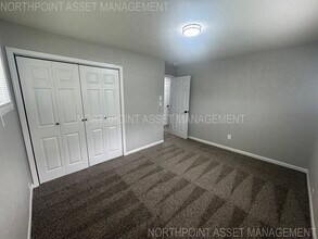 11001 Cambridge Ave in Kansas City, MO - Building Photo - Building Photo